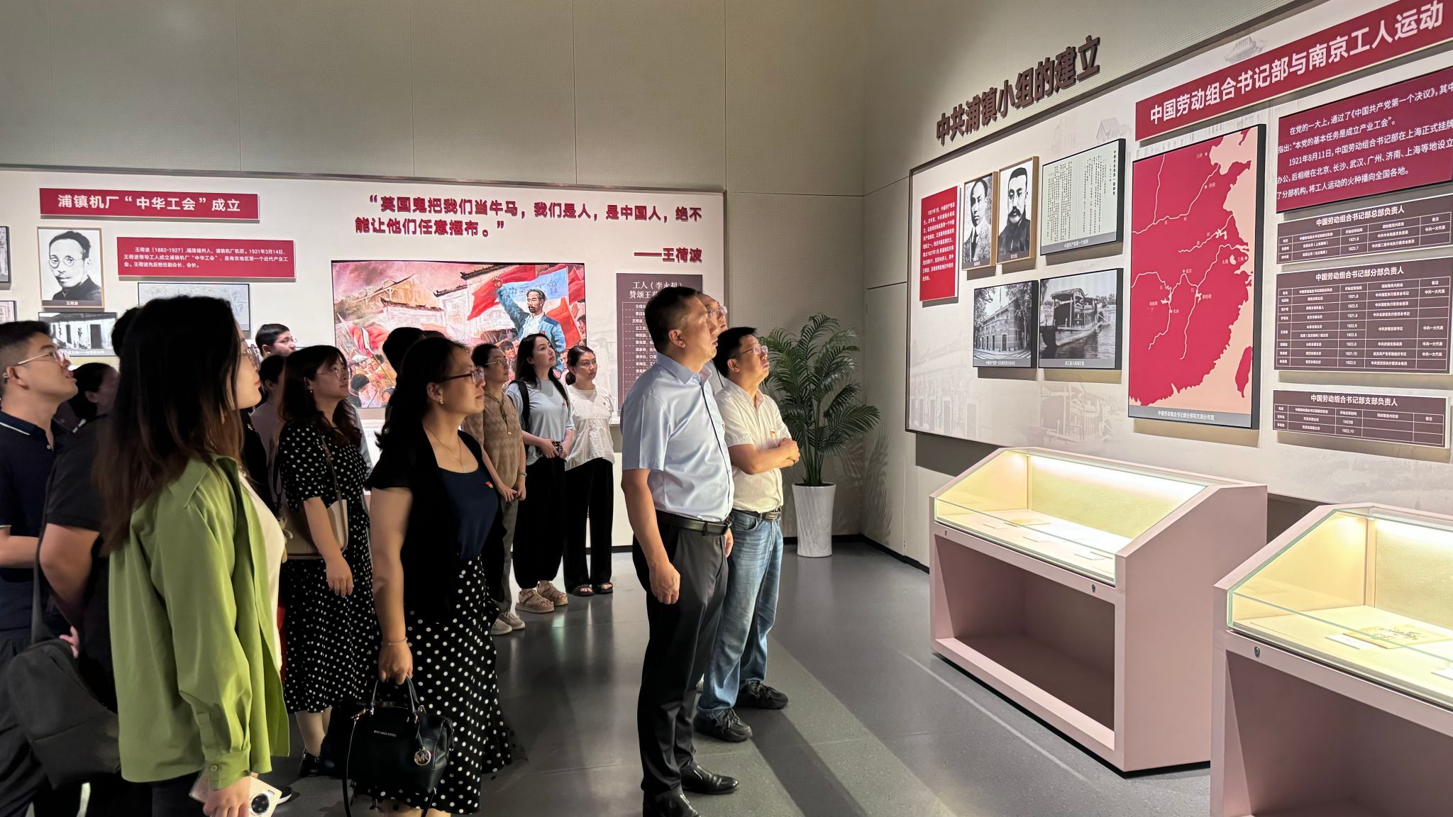 电信学院组织党员教师赴江北新区红色广场参观学习
