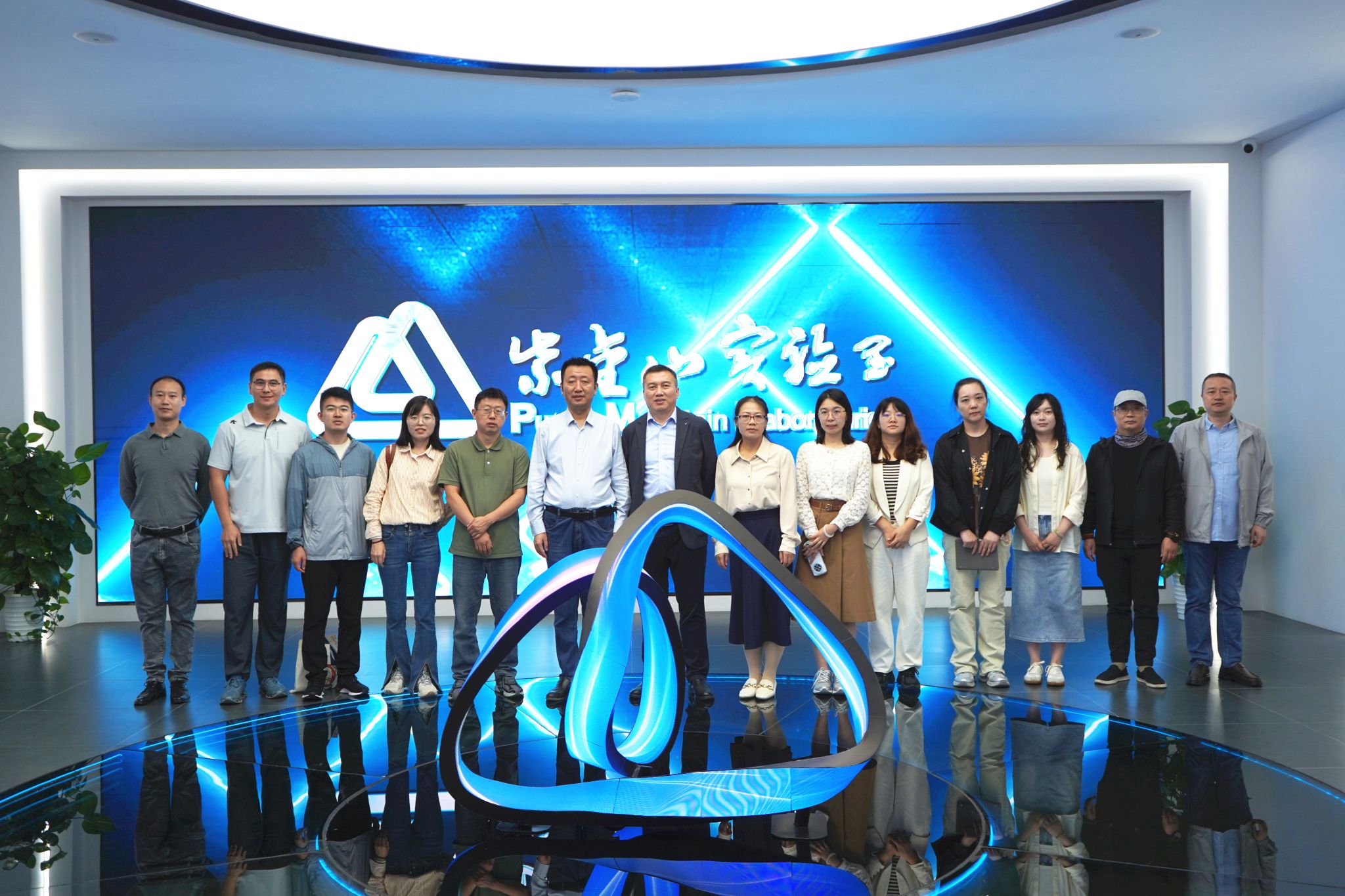 电信学院党委组织理论学习中心组成员和骨干教师赴紫金山实验室参观学习